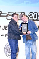 表彰盾を受け取るくっきー！。