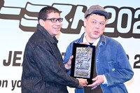 表彰盾を受け取るくっきー！。