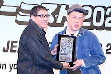 表彰盾を受け取るくっきー！。