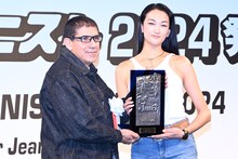 表彰盾を受け取る冨永愛。