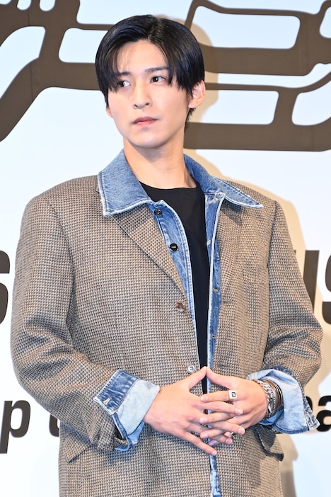 デニムを着こなす目黒蓮（Snow Man）。