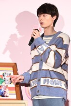 成田家を模したセットに興味津々な作間龍斗（HiHi Jets）。