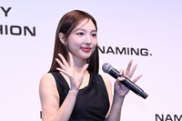 手を振るNAYEON（TWICE）。