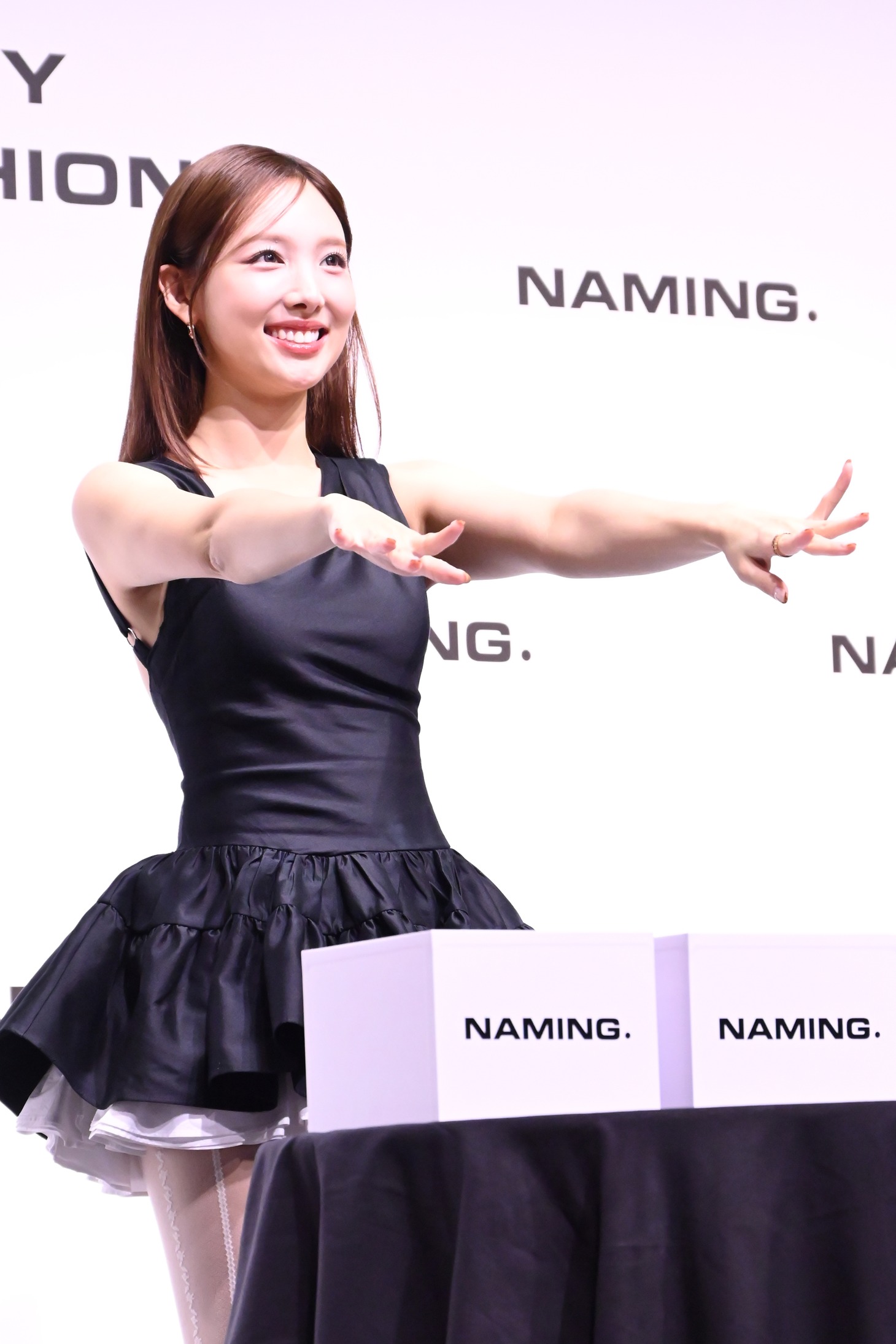どのボックスを開けるか悩むNAYEON（TWICE）。
