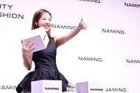 正解のボックスを開けてグーサインを決めるNAYEON（TWICE）。