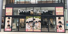 東京・ダイバーシティ東京 プラザの「NCT WISH WISHFUL Christmas in DiverCity Tokyo Plaza」ラッピングイメージ。