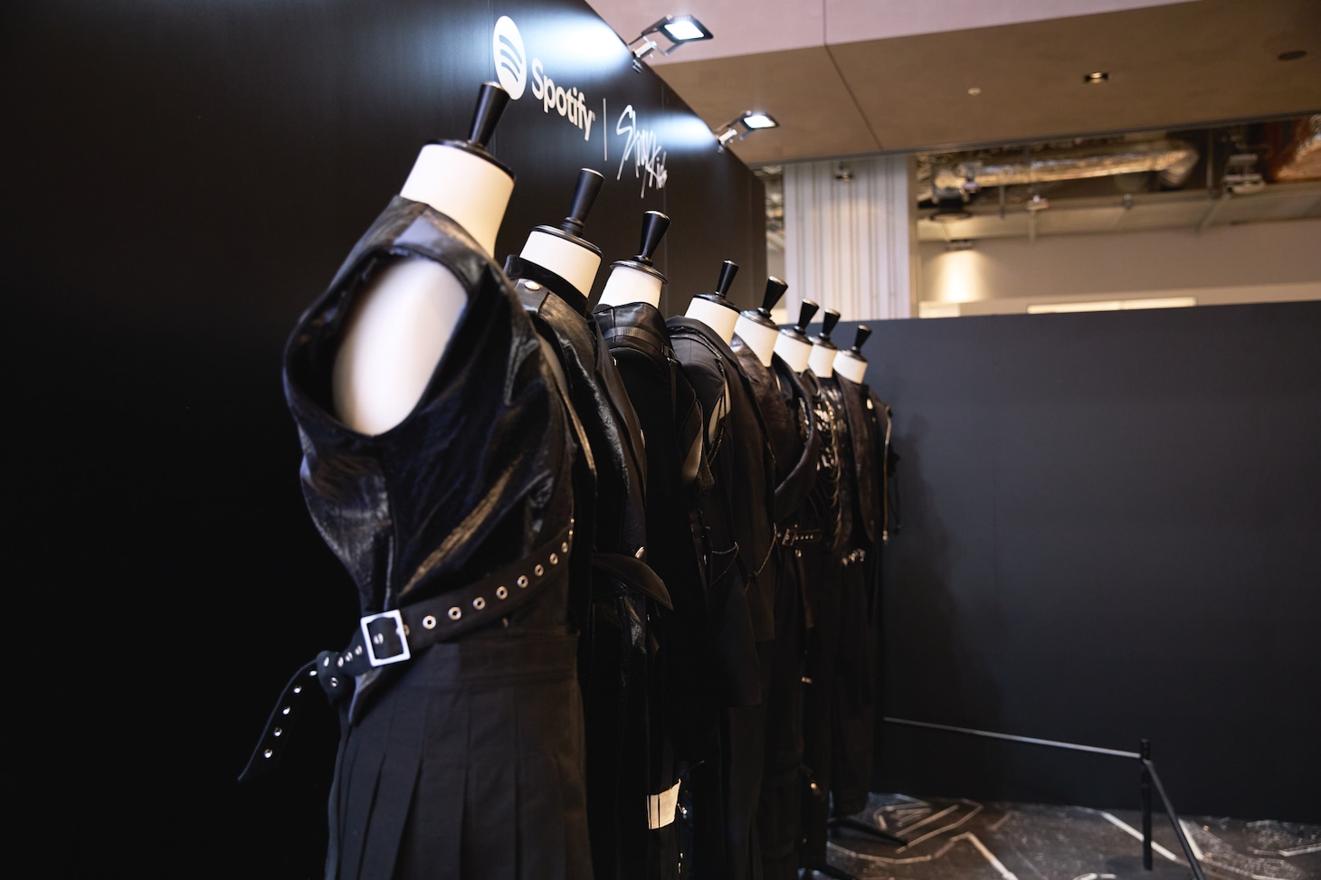 ポップアップスペースに展示されているStray Kidsの衣装。（写真提供：Spotify）
