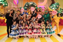 超ときめき♡宣伝部と「ハチミツ!!」出演者のお笑い芸人。(c)フジテレビ