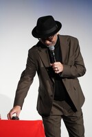 ドッジを手に取る大塚明夫。