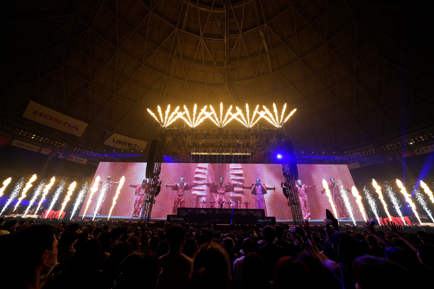 「三代目 J SOUL BROTHERS LIVE TOUR 2024 "ECHOES OF DUALITY"」初日公演の様子。