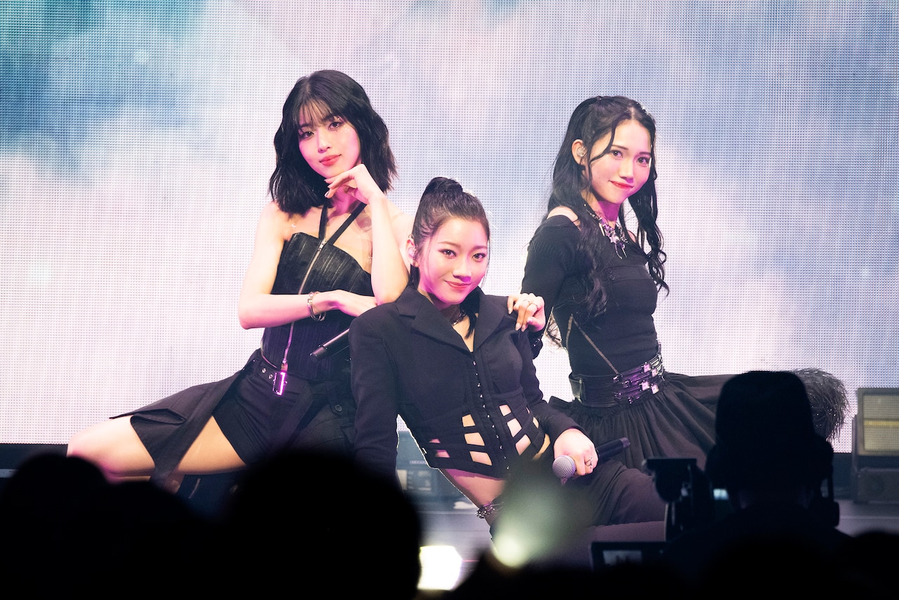 「RINの分まで3人で」IS:SUE初のファンコンサートが成功裏に終了、最後は互いを労い“4人”で円陣