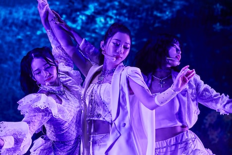 IS:SUE (c)LAPONE GIRLS