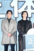 にっこり笑う森本慎太郎（左）、横浜流星（右）。