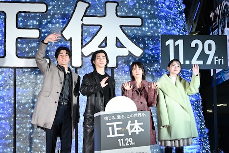 左から森本慎太郎、横浜流星、吉岡里帆、山田杏奈。森本だけゆっくり大きく手を振っている。