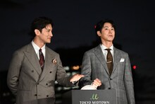 ソワソワした様子でカウントダウンに耳を傾ける東方神起。