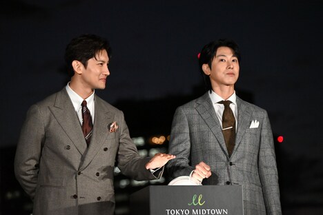 ソワソワした様子でカウントダウンに耳を傾ける東方神起。