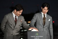 点灯ボタンを押す東方神起。