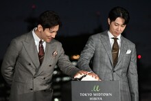 点灯ボタンを押す東方神起。