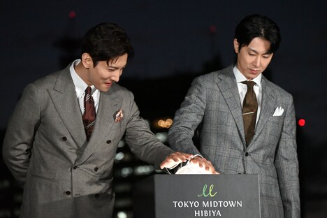 点灯ボタンを押す東方神起。