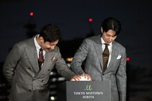 点灯ボタンを力強く押す東方神起。