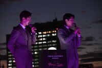 赤い光を見渡す東方神起。