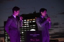 赤い光を見渡す東方神起。