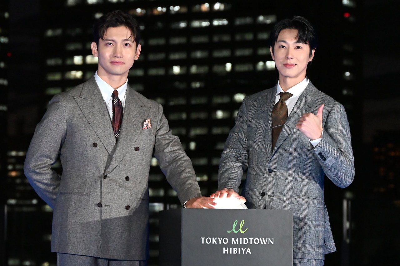 東方神起が日比谷を赤い光で染め上げる！初の点灯式に「ありがたいです」「グッときました」