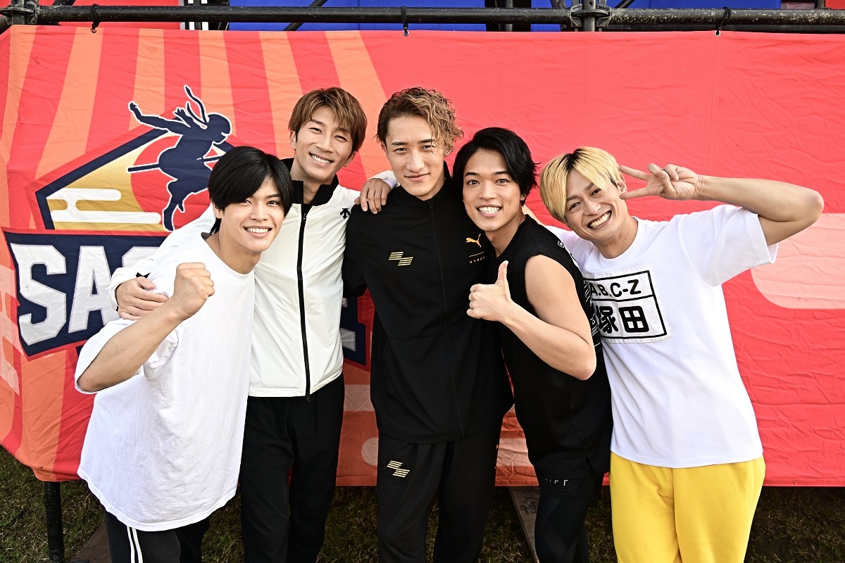 左から菅田琳寧（7 MEN 侍）、濱田崇裕（WEST.）、岩本照（Snow Man）、原嘉孝、塚田僚一（A.B.C-Z）