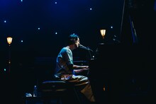 「生まれた日」を弾き語りする大橋トリオ。（撮影：勝永裕介）