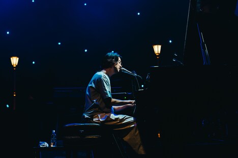 「生まれた日」を弾き語りする大橋トリオ。（撮影：勝永裕介）