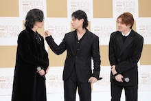 神宮寺勇太のあごを触る平野紫耀。