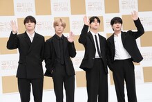 手を振るTOMORROW X TOGETHER。