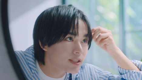 YOLUのWeb CM「YOLUの秘密」編より。