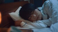 YOLUのWeb CM「YOLUの秘密」編より。