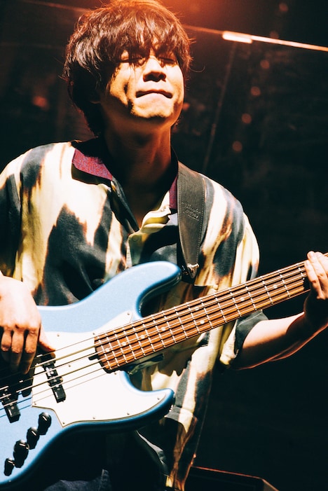 楢崎誠（B, Sax）（Photo by TAKAHIRO TAKINAMI）