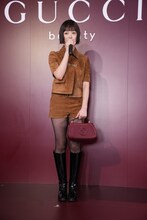 挨拶するHANNI（NewJeans）。