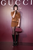 挨拶するHANNI(NewJeans)。