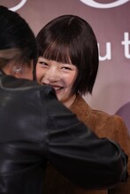 何度かボタンが外れてしまい、日本語で「すみません」と謝るHANNI（NewJeans）。