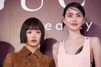 左からHANNI（NewJeans）、ダビカ・ホーン。