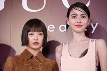 左からHANNI（NewJeans）、ダビカ・ホーン。