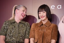 左からオードリー・ブリオッテ、HANNI（NewJeans）。