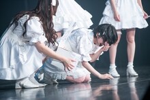 清ゆな（左）の発言で笑いが止まらない清凪（右）。