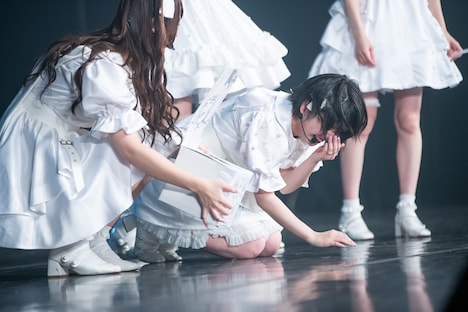 清ゆな（左）の発言で笑いが止まらない清凪（右）。