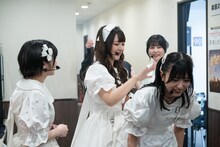 本番直前に背中を叩き合って気合いを入れる夫人たち。