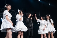 アフロが横分けになっていることを指摘される清竜人（中央）。