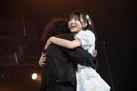 抱き合う清竜人（左）と清真尋（右）。