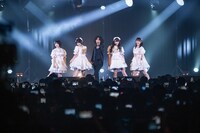 一斉にスマートフォンを構えるフロアの清家。