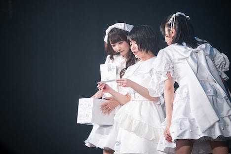 清家の質問に答える夫人たち。