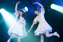 ハートを作る清ゆな（左）と清さきな（右）。