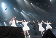 手をつないでステージを去る清 竜人25。